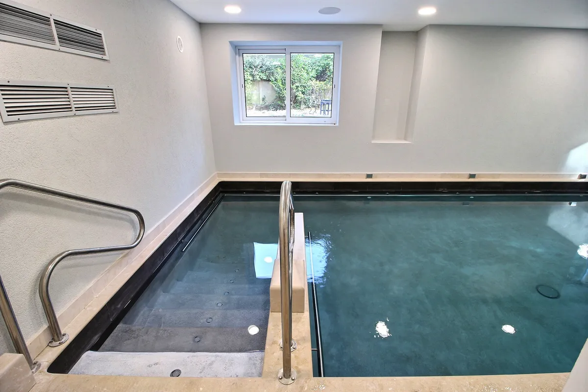 Bassin de balneotherapie avec acces PMR au cabinet Kineau Le Perreux-sur-Marne