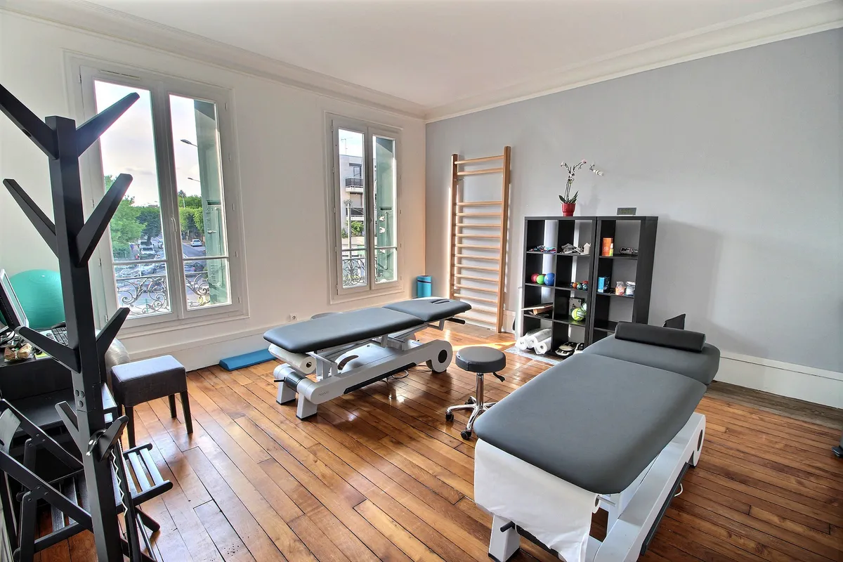 Salle de reeducation avec tables de kinesitherapie et espalier au cabinet Kineau Le Perreux