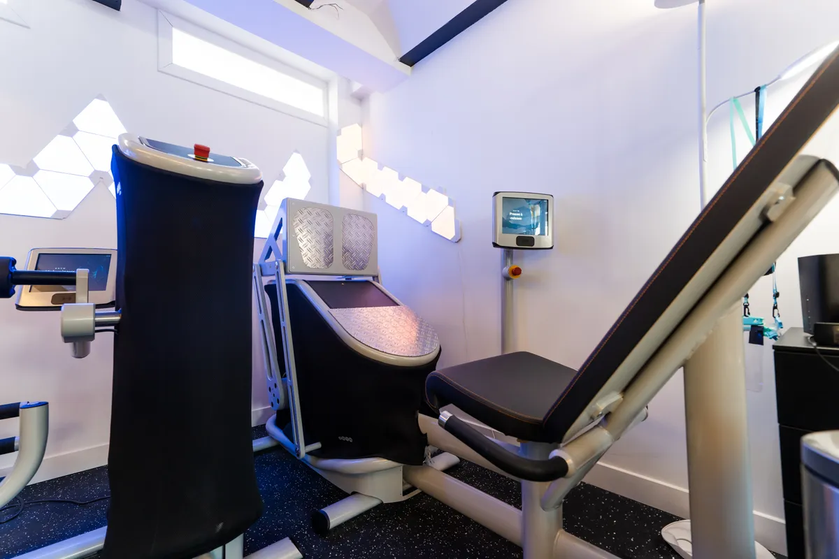 Machines de renforcement à résistance pilotée utilisées en rééducation chez Kinés Paris