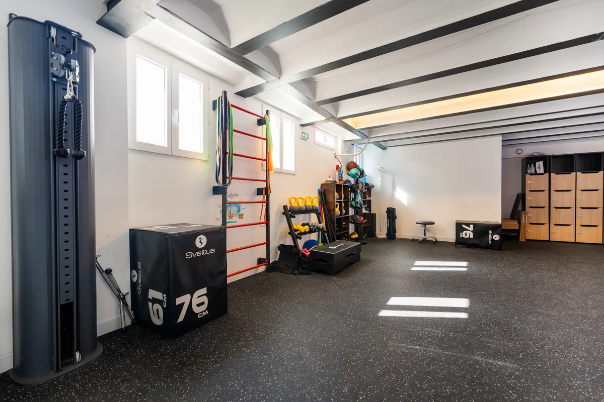 Salle de reathlétisation avec equipements Sveltus au cabinet Oberkampf