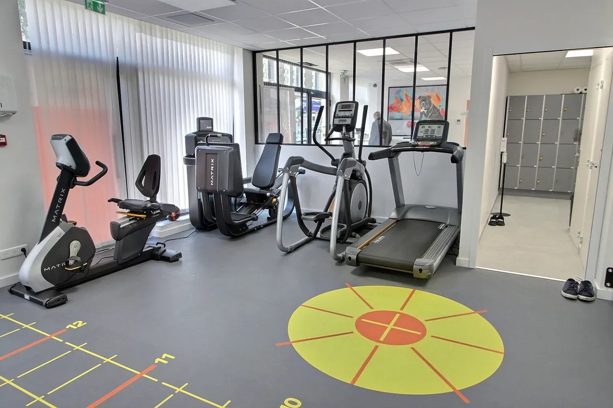 Plateau cardio du cabinet KinéO2 avec vélo, elliptique, tapis de course et presse à cuisses