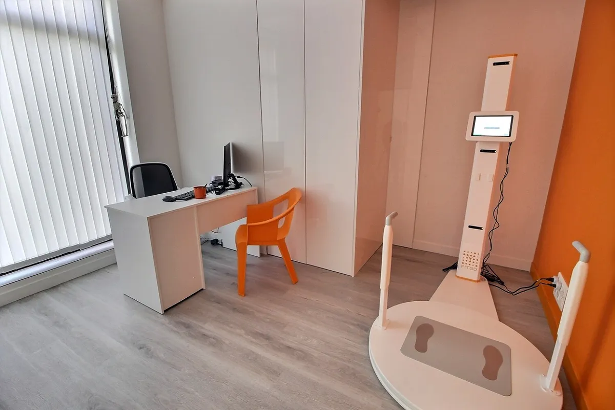 Bureau de bilan du cabinet KinéO2 avec poste informatique et scanner corporel 3D